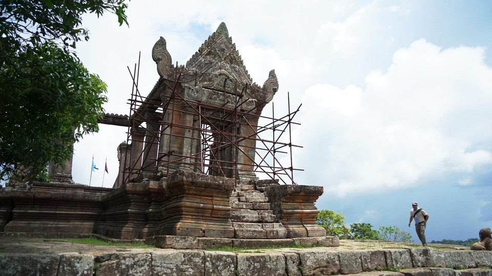 Từ phía Campuchia, chỉ có một con đường duy nhất dẫn lên ngôi đền có độ dốc rất cao. Đập vào mắt du khách là khối kiến trúc uy nghi biểu tượng cho ngôi đền. (Ảnh: Trần Long-Minh Hưng-Chanh Đa/Vietnam+)