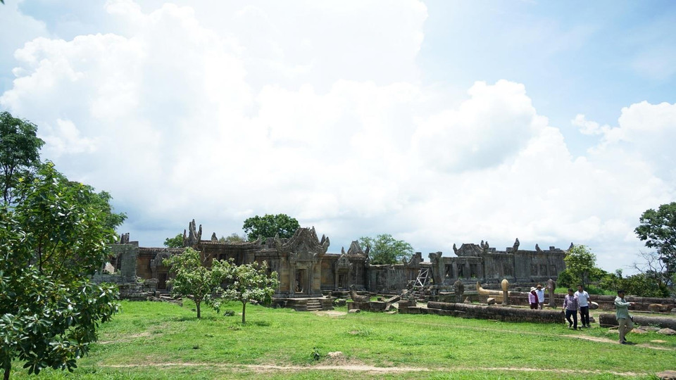 Không có nhiều bức phù điêu tinh xảo, mô tả chi tiết như các di tích Angkor Wat hay Angkor Thom nhưng điểm nổi bật ở đền Preah Vihear là tổng thể kiến trúc hài hòa. (Ảnh: Trần Long-Minh Hưng-Chanh Đa/Vietnam+)