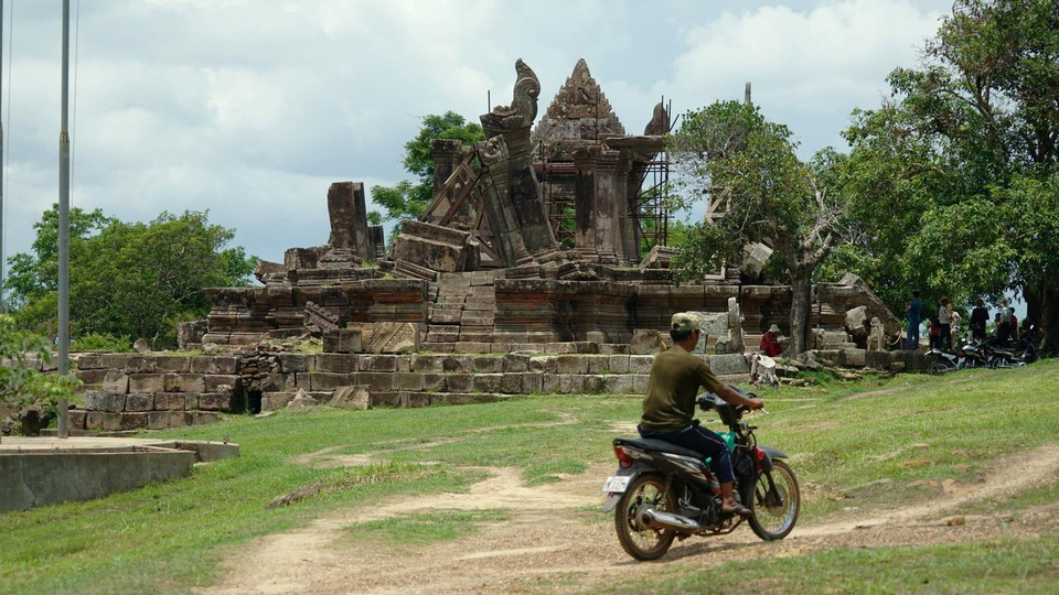 Một binh sỹ Campuchia tuần tra bằng xe máy ở khu vực chân đền. (Ảnh: Trần Long-Minh Hưng-Chanh Đa/Vietnam+)