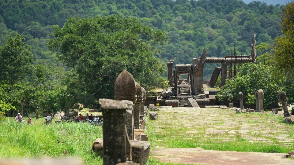 Ngôi đền đầu tiên được bắt đầu xây dựng vào đầu thế kỷ thứ 9. Các di vật được tìm thấy ở tỉnh Preah Vihear cho thấy đây là khu định cư quan trọng của Đế quốc Khmer trong thế kỷ 12. Có một số yếu tố thuộc phong cách Banteay Srei cuối thế kỷ 10, nhưng phần lớn ngôi đền được lập dưới thời các Vua Suryavarman I và Suryavarman II trong các nửa đầu thế kỷ 11 và 12. (Ảnh: Trần Long-Minh Hưng-Chanh Đa/Vietnam+)
