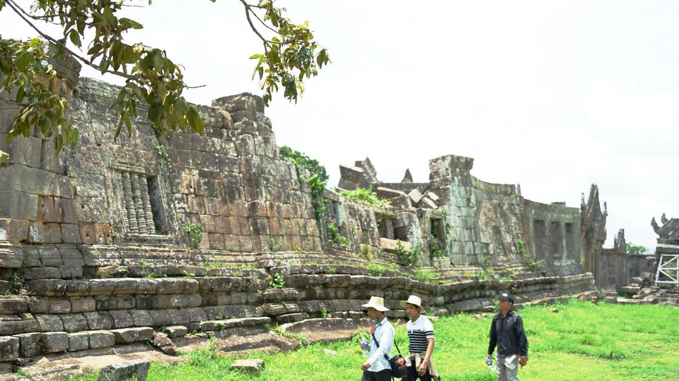 Một dãy tường nghiêng trên đỉnh đền Preah Vihear. (Ảnh: Trần Long-Minh Hưng-Chanh Đa/Vietnam+)