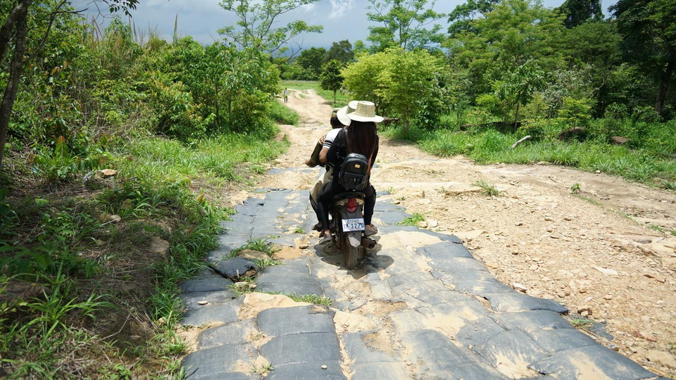 Sau khi leo lên phần đỉnh đền, du khách có thể sử dụng dịch vụ xe máy đưa xuống chân đền theo con dốc thoai thoải với giá vài USD/lần. (Ảnh: Trần Long-Minh Hưng-Chanh Đa/Vietnam+)