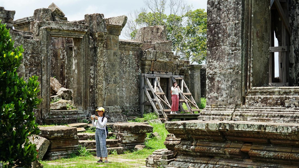 Những mảng màu trầm mặc trên các phiến đá nghìn năm tuổi của đền Preah Vihear luôn có tạo sự thu hút đặc biệt cho các du khách. (Ảnh: Trần Long-Minh Hưng-Chanh Đa/Vietnam+)