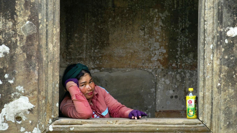 Phút nghỉ trưa của một nữ nhân viên Cơ quan quốc gia quản lý Preah Vihear. (Ảnh: Trần Long-Minh Hưng-Chanh Đa/Vietnam+)