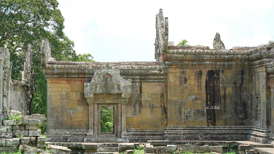 Những bức tường đá sa thạch được cắt gọt khá phẳng. (Ảnh: Trần Long-Minh Hưng-Chanh Đa/Vietnam+)