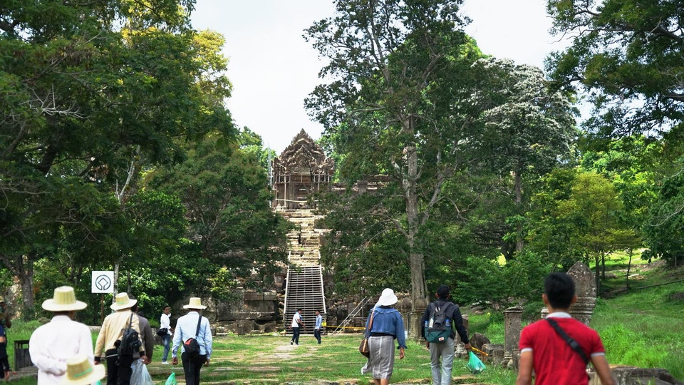  Theo địa hình tự nhiên, du khách có thể bắt đầu khám phá 3 khu vực chính của đền, từ thấp lên cao. Lối vào của từng phần là những con đường lát đá rộng thênh thang. (Ảnh: Trần Long-Minh Hưng-Chanh Đa/Vietnam+)