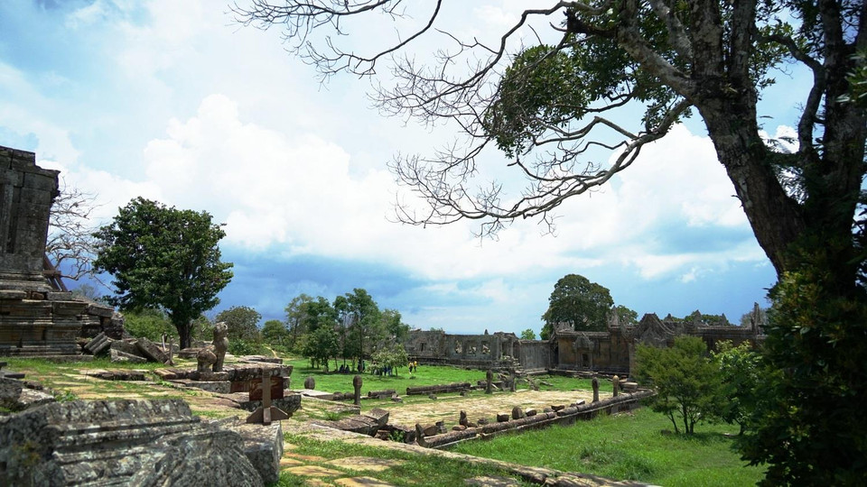 Khoảng sân rộng uy nghi trước khi đặt chân đỉnh cao nhất của đền Preah Vihear. (Ảnh: Trần Long-Minh Hưng-Chanh Đa/Vietnam+)