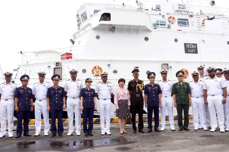 Tàu ICGS VIJIT của Lực lượng bảo vệ bờ biển Ấn Độ do Đại tá T. Ashish, Chỉ huy tàu làm trưởng đoàn, cùng với 140 sỹ quan, thủy thủ đoàn, đã cập cảng Tiên Sa bắt đầu chuyến thăm xã giao thành phố Đà Nẵng. (Ảnh: Trần Lê Lâm/TTXVN)