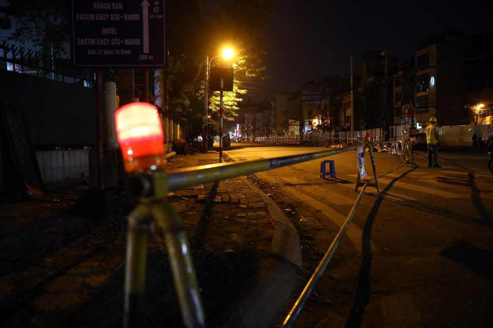 Phạm vi rào chắn có chiều dài 195m, chiều rộng 18,7m bao gồm toàn bộ đường và vỉa hè. (Ảnh: Huy Hùng/TTXVN)