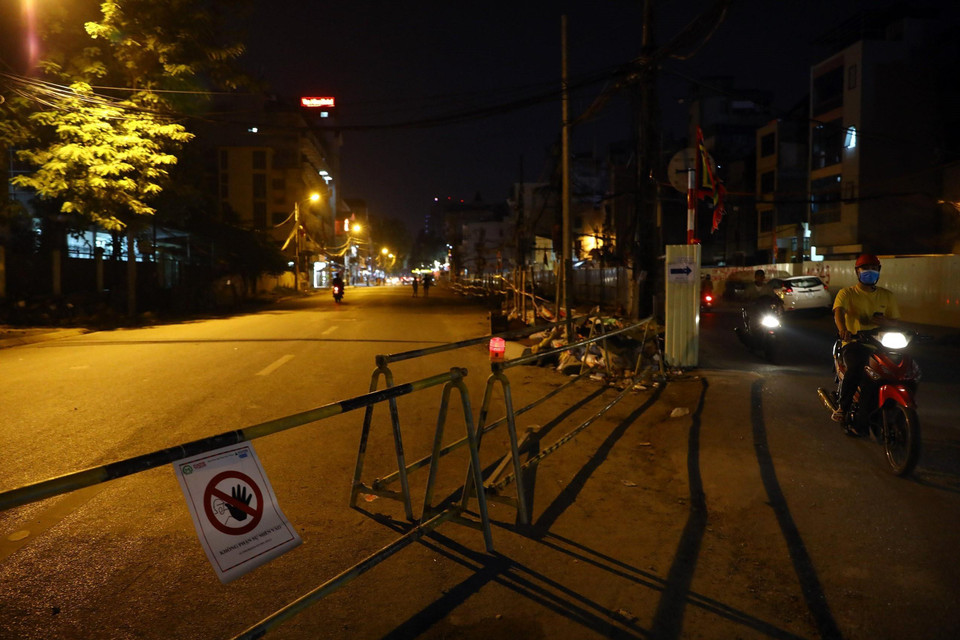 Để phục vụ thi công ga ngầm S11 (ga Văn Miếu) tuyến đường sắt đô thị Nhổn-ga Hà Nội, Hà Nội tổ chức phân luồng giao thông đoạn từ ngã ba phố Quốc Tử Giám-Văn Miếu kéo dài 195m về phía phố Ngô Sỹ Liên. (Ảnh: Huy Hùng/TTXVN)