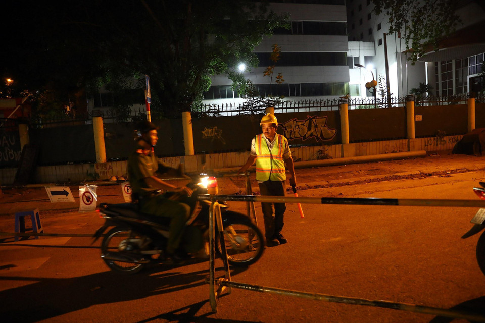 Sau khi rào chắn, sẽ có đường tránh cho các phương tiện lưu thông 2 chiều, đoạn đường tránh sẽ có chiều rộng 7m, bề rộng vỉa hè 1-2m. (Ảnh: Huy Hùng/TTXVN)