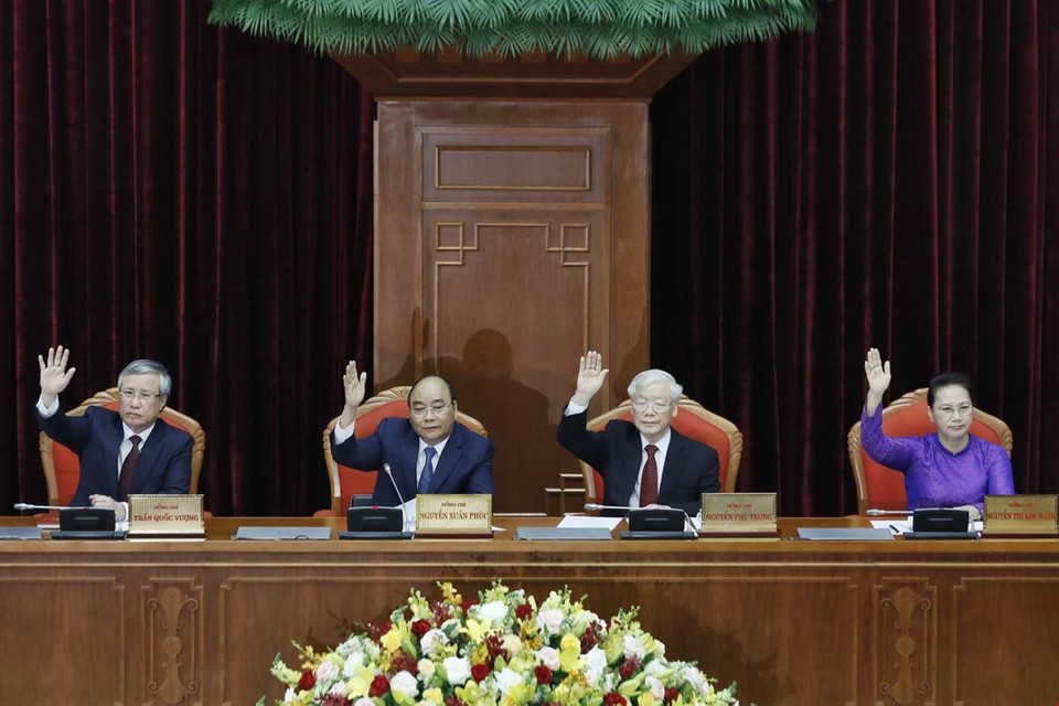 Tổng Bí thư, Chủ tịch nước Nguyễn Phú Trọng, Thủ tướng Nguyễn Xuân Phúc, Chủ tịch Quốc hội Nguyễn Thi Kim Ngân và Ủy viên Bộ Chính trị, Thường trực Ban Bí thư Trần Quốc vượng biểu quyết thông qua chương trình kỳ họp. (Ảnh: Thống Nhất/TTXVN)