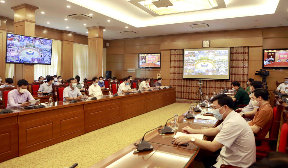 Đại biểu dự Hội nghị trực tuyến toàn quốc về tình hình, giải pháp cấp bách phòng, chống dịch COVID-19 tại điểm cầu UBND tỉnh Vĩnh Phúc. (Ảnh: Hoàng Hùng/TTXVN)