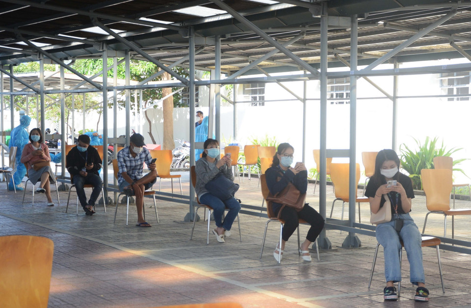 Người lao động đến xét nghiệm SARS-CoV-2 thực hiện nghiêm Thông điệp 5K của Bộ Y tế. (Ảnh: Văn Dũng/TTXVN)