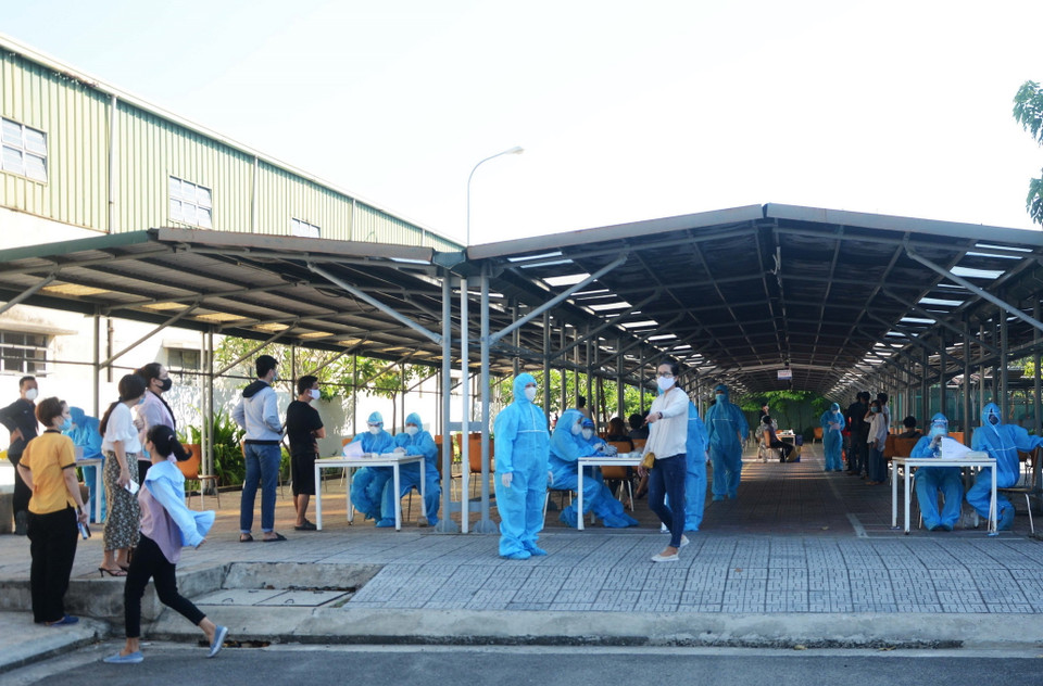 Người lao động đến xét nghiệm SARS-CoV-2 thực hiện nghiêm Thông điệp 5K của Bộ Y tế. (Ảnh: Văn Dũng/TTXVN)