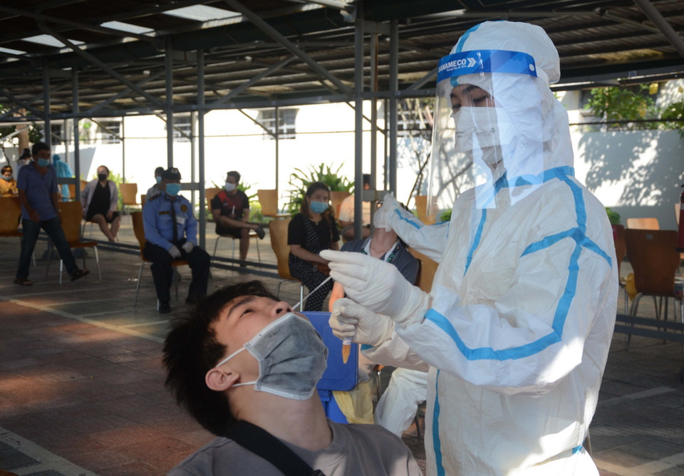 Người lao động làm việc tại Khu công nghiệp An Đồn (Đà Nẵng) được lấy mẫu xét nghiệm SARS-CoV-2 lần 2. (Ảnh: Văn Dũng/TTXVN)