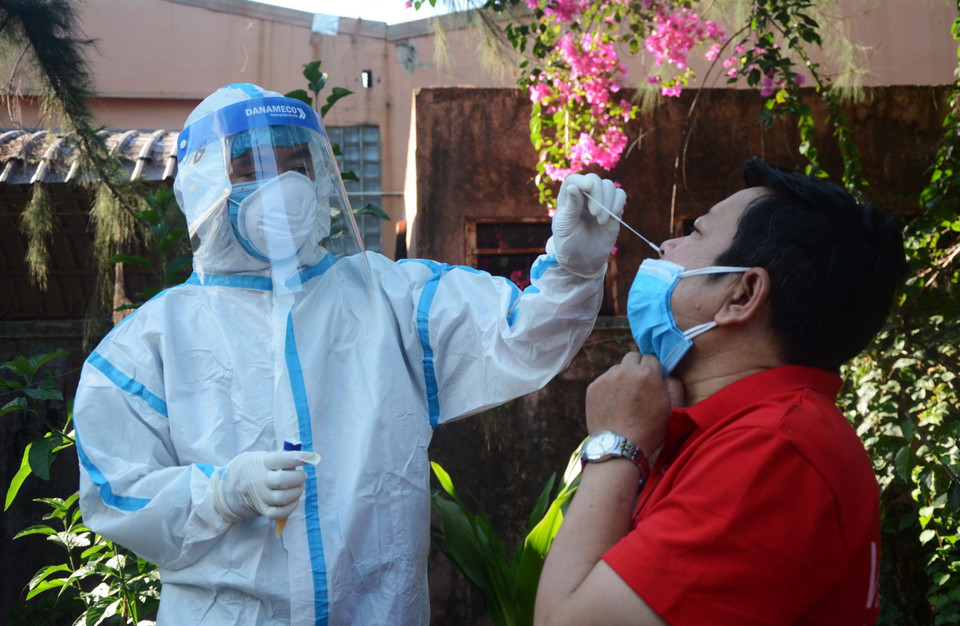 Người lao động làm việc tại Khu công nghiệp An Đồn (Đà Nẵng) được lấy mẫu xét nghiệm SARS-CoV-2 lần 2. (Ảnh: Văn Dũng/TTXVN)