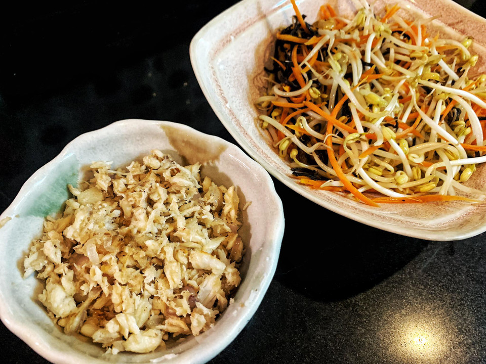 Tiếp tục xào mộc nhĩ, nấm hương đảo vài phút cho săn, tiếp tục cho giá, cà rốt vào cùng chút gia vị rồi trút ra bát. (Ảnh: Mai Mai/Vietnam+)