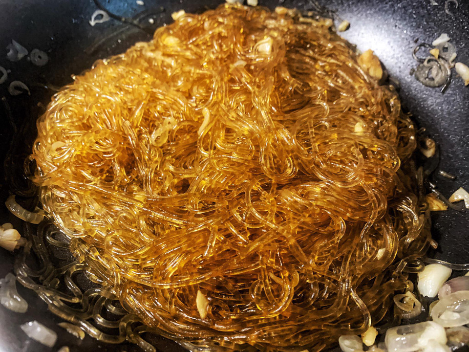 Miến lên màu hấp dẫn, nêm nếm gia vị vừa ăn. (Ảnh: Mai Mai/Vietnam+)