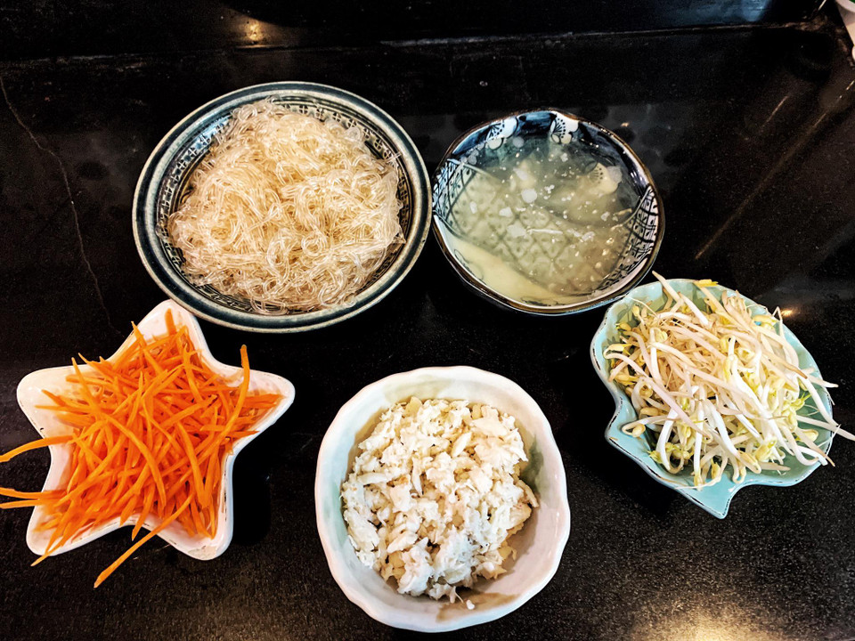 Nguyên liệu cho 3 người: thịt cua biển 100gr, 200gr miến, giá 100gr , cà rốt nửa củ, 1 bát nước hầm xương hoặc nước luộc gà. (Ảnh: Mai Mai/Vietnam+)