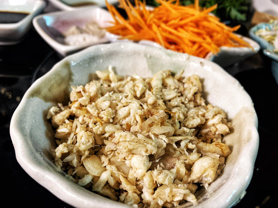 Trút cua đã xào ra bát riêng. (Ảnh: Mai Mai/Vietnam+)