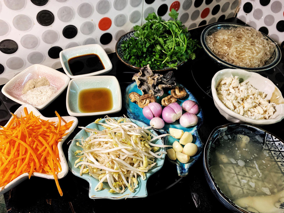 Toàn bộ nguyên liệu cho món miến xào cua biển. (Ảnh: Mai Mai/Vietnam+)