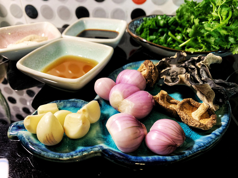 Hành khô, nấm hương, mộc nhĩ, tỏi, nước mắm, xì dầu càng cua, bột ngọt, tiêu, hành, rau mùi. (Ảnh: Mai Mai/Vietnam+)