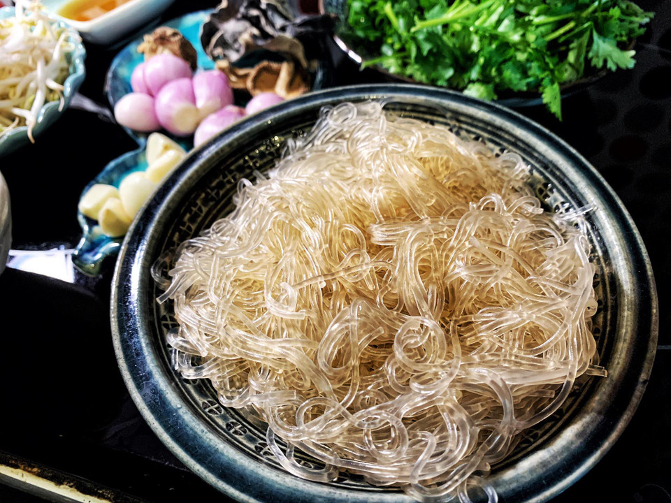 Nên chọn loại miến dong trong có độ dai, giòn như này để miến vẫn tơi sau khi ngâm nước nóng. (Ảnh: Mai Mai/Vietnam+)