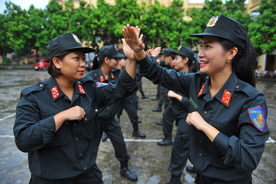 Các nữ chiến sỹ cảnh sát cơ động tập luyện hăng say và hoàn thành xuất sắc các bài tập. (Ảnh: Minh Đức/TTXVN)