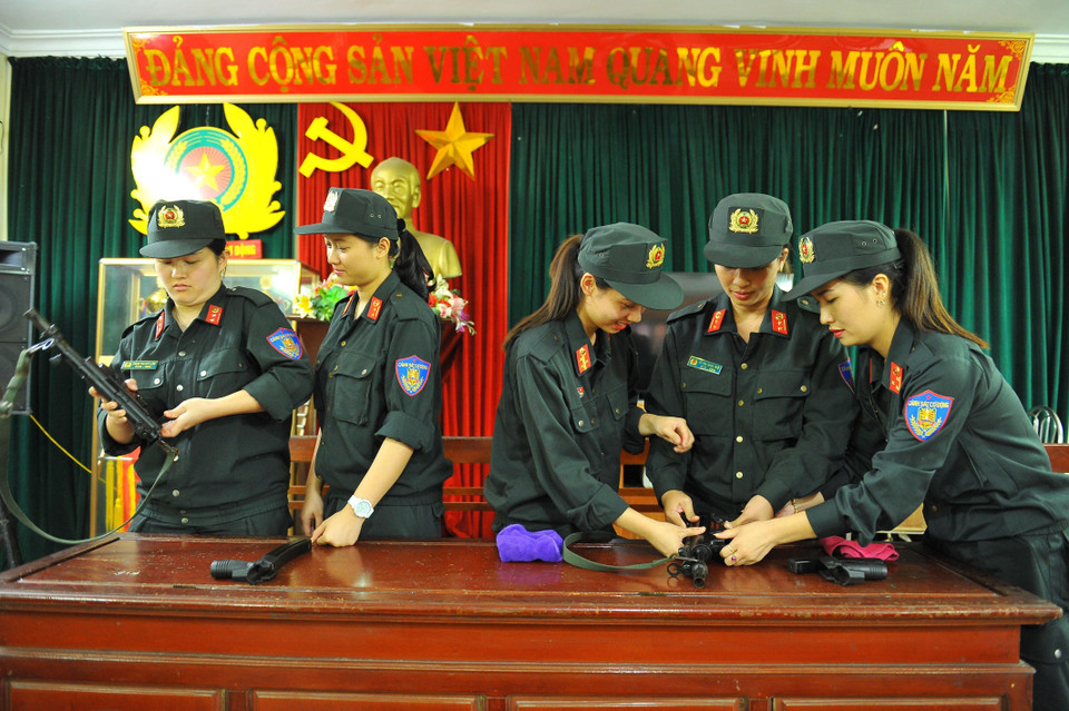 Rèn luyện kỹ năng, kỹ thuật sử dụng thành thạo vũ khí ngày càng tinh nhuệ, đáp ứng yêu cầu nhiệm vụ bảo đảm an ninh, trật tự trong tình hình mới. (Ảnh: Minh Đức/TTXVN)