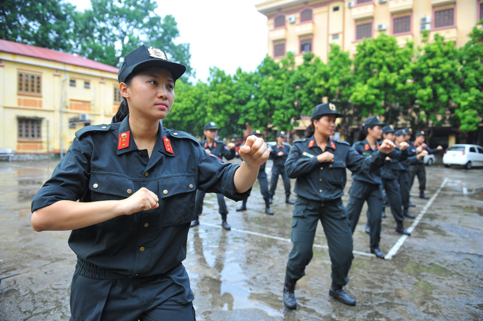 Các nữ chiến sỹ cảnh sát cơ động tập luyện hăng say và hoàn thành xuất sắc các bài tập. (Ảnh: Minh Đức/TTXVN)