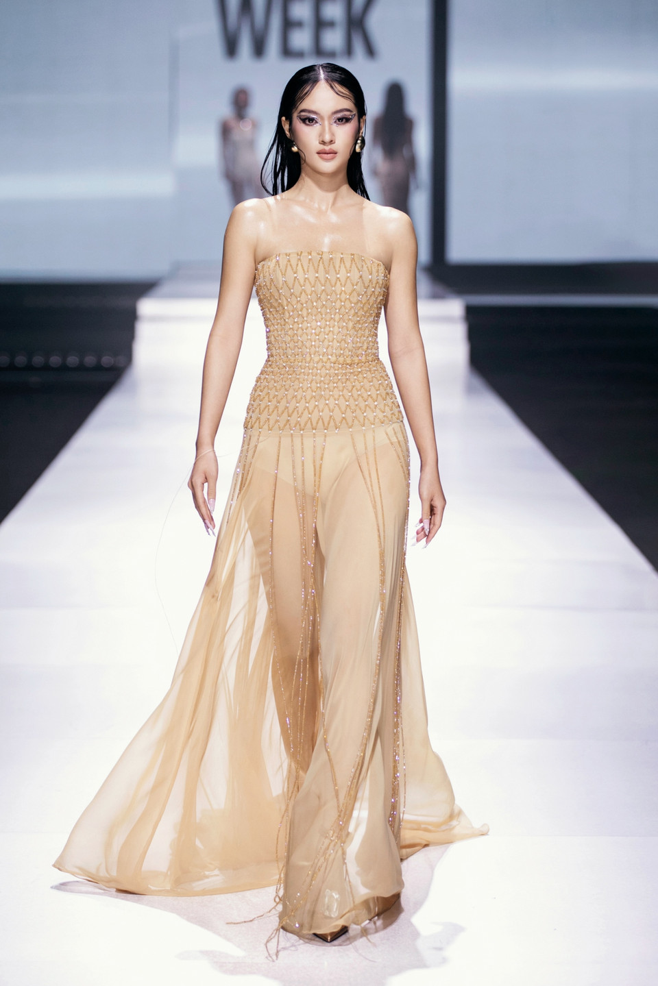 Bộ sưu tập có 30 thiết kế dành cho cả nam và nữ. (Ảnh: CTV/Vietnam+)