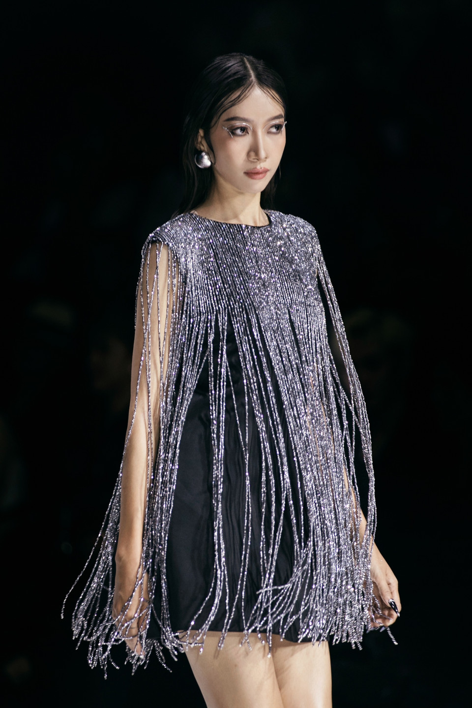 Bộ sưu tập không chỉ là tuyên ngôn mạnh mẽ về sự tự tin, kiêu hãnh của phái nữ mà còn dành riêng cho những quý cô kiêu kỳ yêu mến cái đẹp, trân quý sự lộng lẫy và hào nhoáng. (Ảnh: CTV/Vietnam+)