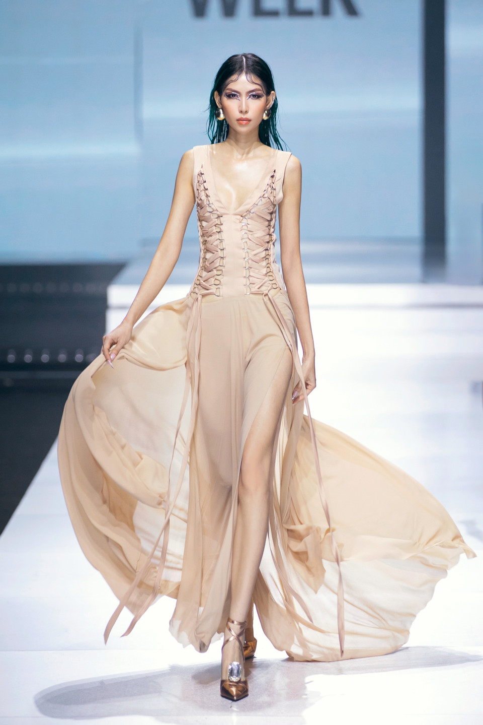 Bộ sưu tập khắc họa dáng hình người phụ nữ thướt tha nhưng đầy táo bạo, tôn vinh vẻ đẹp của phái nữ. (Ảnh: CTV/Vietnam+)