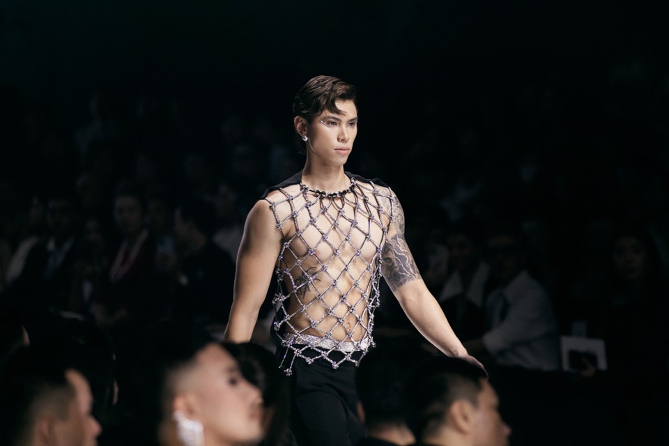 Điểm đặc biệt của “Shades Of Midnight” chính là lần đầu tiên nhà mốt CEM ra mắt những mẫu thiết kế dành cho các quý ông. (Ảnh: CTV/Vietnam+)