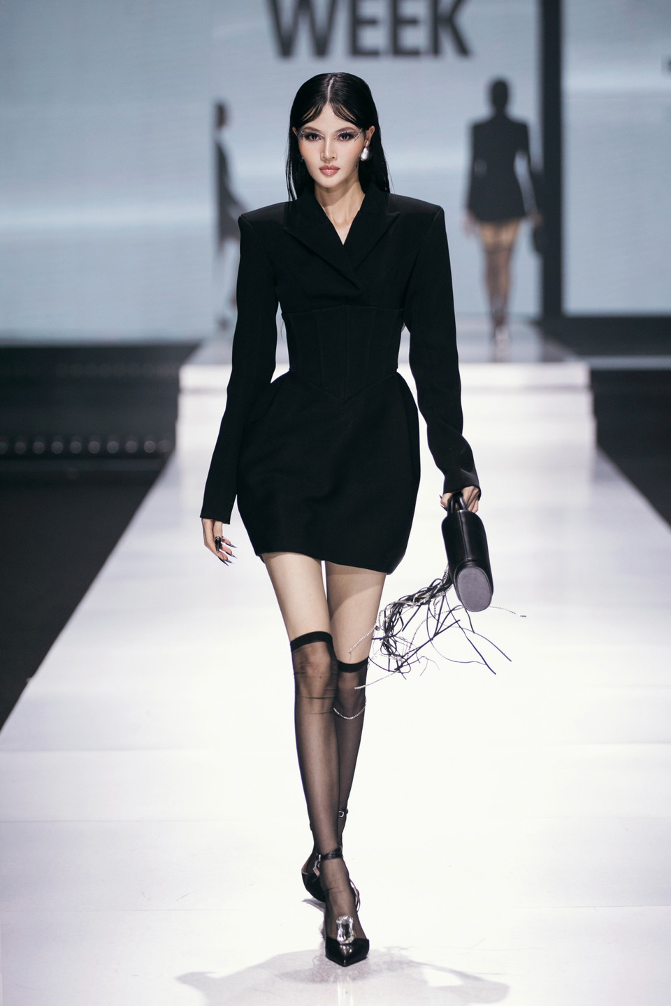 “Shades Of Midnight” là bản tình ca đầy mê hoặc của sự đối lập trong dáng hình người phụ nữ. (Ảnh: CTV/Vietnam+)