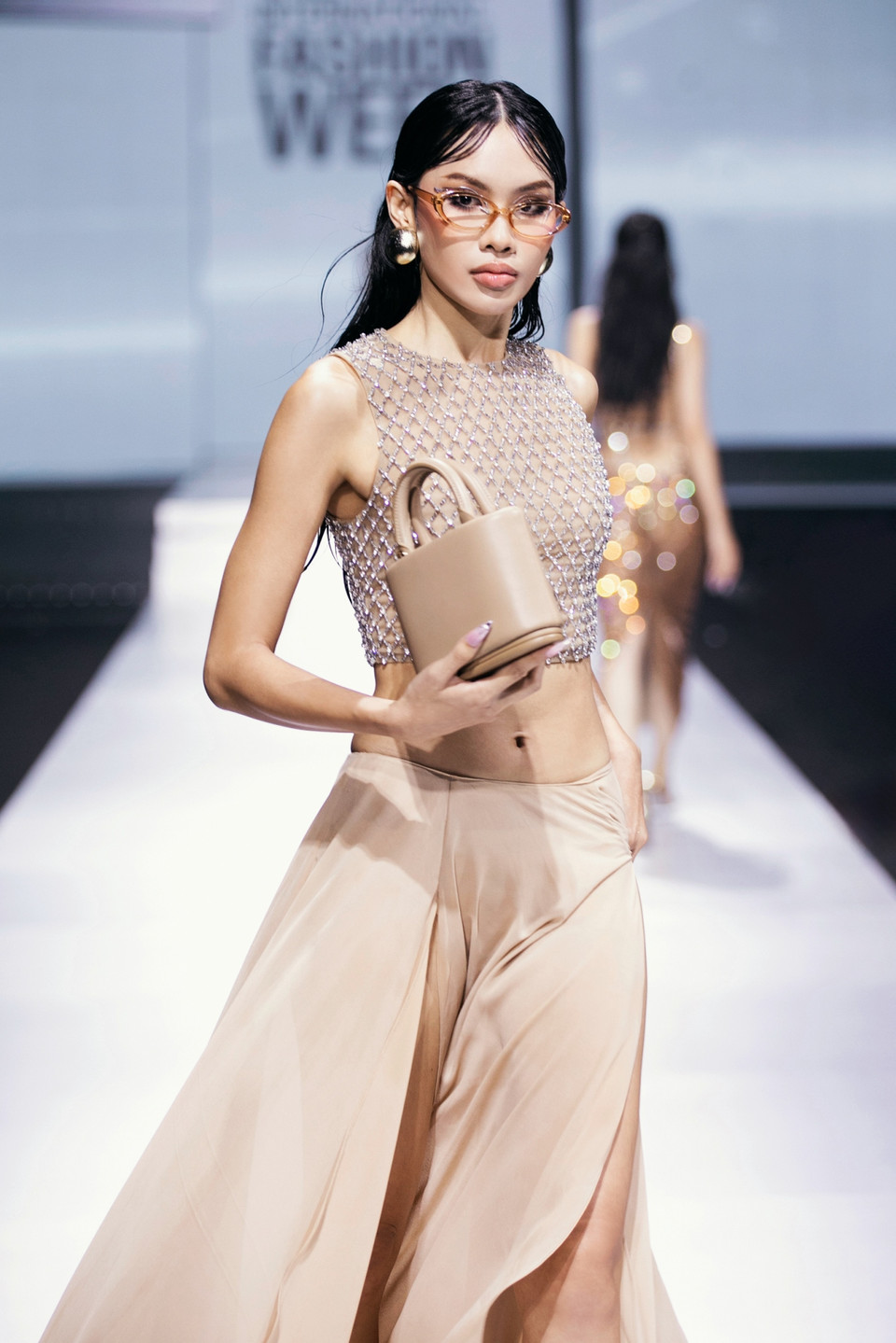 Bộ sưu tập như lời mời gọi khán giả khám phá vẻ đẹp đa chiều của phái nữ và khẳng định bản thân của các quý ông. (Ảnh: CTV/Vietnam+)