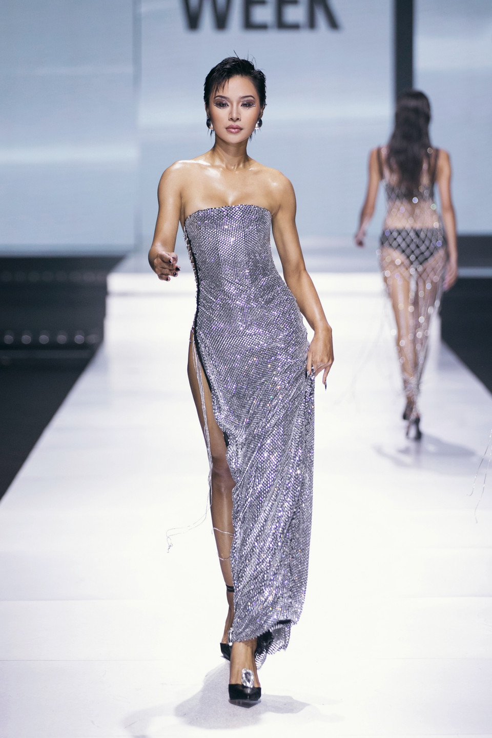 Nhà thiết kế muốn gửi gắm thông điệp: Hãy sẵn sàng đắm chìm trong bản giao hưởng đầy tương phản, nơi thanh lịch hòa quyện cùng cá tính táo bạo, và sự gợi cảm đan xen cùng tinh tế. (Ảnh: CTV/Vietnam+)