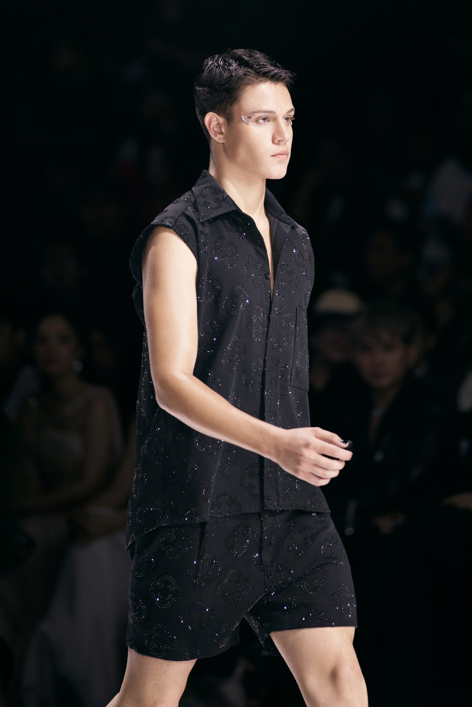 Bộ sưu tập còn khơi gợi sự mạnh mẽ và tự do trong phong cách của các quý ông. (Ảnh: CTV/Vietnam+)