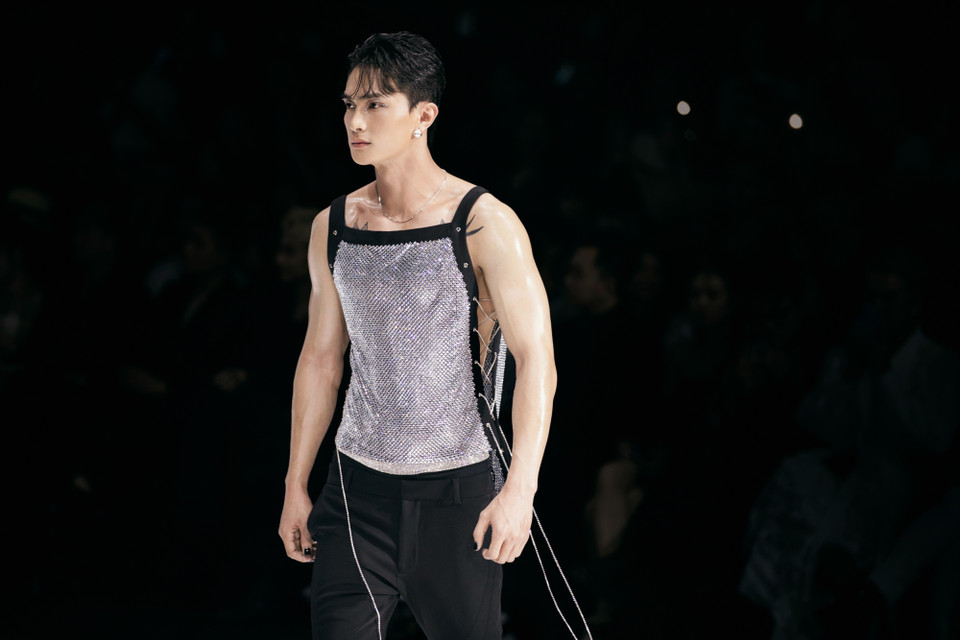 Những thiết kế này hướng đến phong cách phóng khoáng và nổi loạn, mang lại sự mới mẻ và độc đáo cho bộ sưu tập. (Ảnh: CTV/Vietnam+)