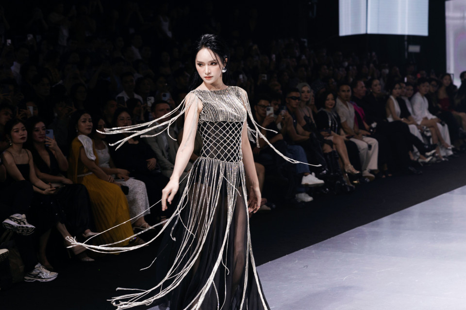 Với phong thái trình diễn chuyên nghiệp, Miss International Queen 2018 Hương Giang diện thiết kế áo corset kết hợp váy xòe được điểm xuyết tua rua đính kết tinh xảo. (Ảnh: CTV/Vietnam+)