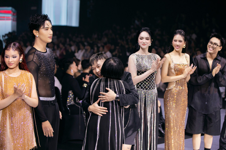 Bộ sưu tập “Shades Of Midnight” của thương hiệu thời trang CEM By Lê Minh Ngọc mới ra mắt vừa mang nét gợi cảm nhưng cũng trang nhã, khắc họa dáng hình người phụ nữ thướt tha nhưng đầy táo bạo, là bản tình ca đầy mê hoặc trong sự đối lập. (Ảnh: CTV/Vietnam+)