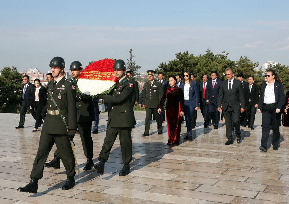 Chủ tịch Quốc hội Nguyễn Thị Kim Ngân cùng Đoàn đại biểu cấp cao Quốc hội Việt Nam đến đặt vòng hoa viếng tại Lăng mộ Tổng thống Ataturk. (Ảnh: Trọng Đức/TTXVN)