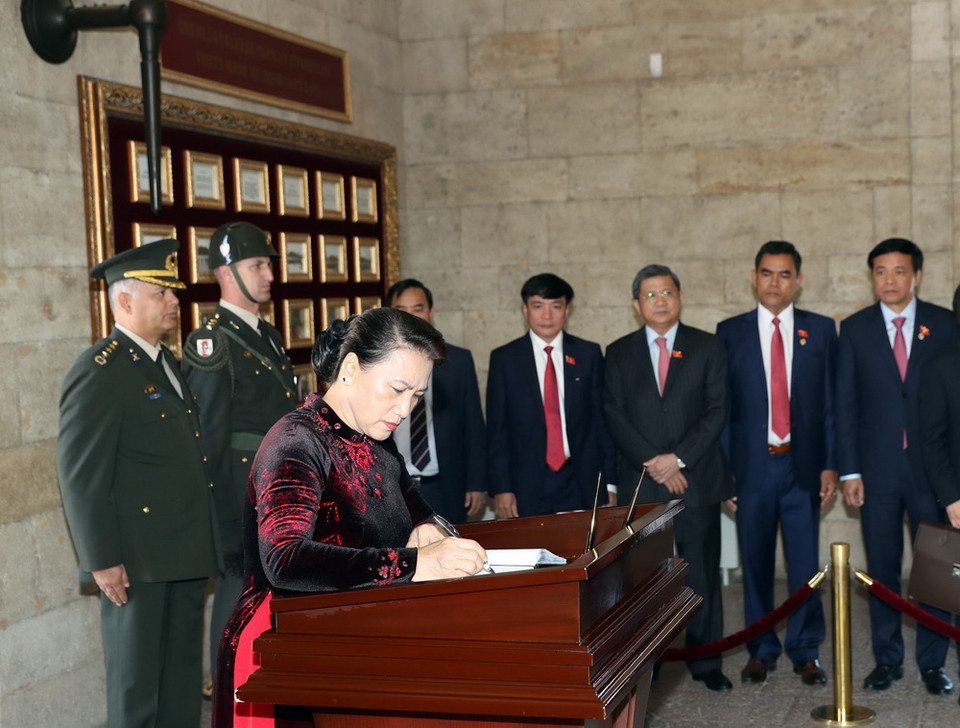 Chủ tịch Quốc hội Nguyễn Thị Kim Ngân ghi sổ vàng lưu niệm tại Lăng Anitkabir - lăng mộ Ataturk, vị Tổng thống đầu tiên của Thổ Nhĩ Kỳ. (Ảnh: Trọng Đức/TTXVN)