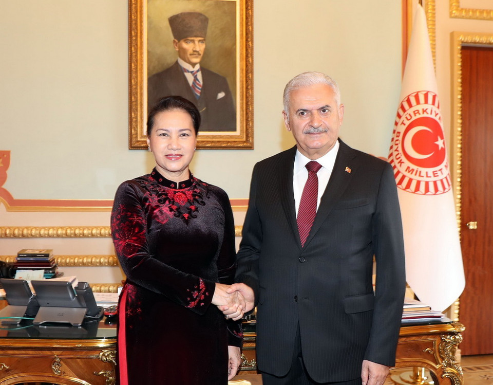 Chủ tịch Quốc hội Thổ Nhĩ Kỳ Binali Yildirim đón Chủ tịch Quốc hội Nguyễn Thị Kim Ngân. (Ảnh: Trọng Đức/TTXVN)