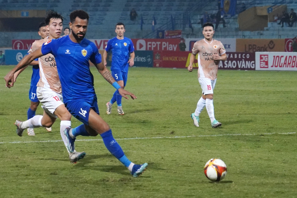 Dù phải làm khách trên sân của nhà Đương kim vô địch, Quảng Nam vẫn phòng ngự chủ động và tự tin triển khai bóng. (Ảnh: Việt Anh/Vietnam+)