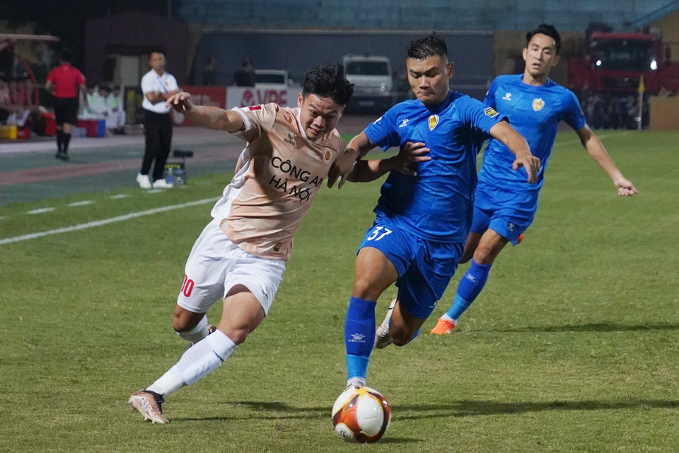 Với lợi thế sân nhà, Công an Hà Nội sớm đẩy cao đội hình nhằm áp đặt thế trận. (Ảnh: Việt Anh/Vietnam+)