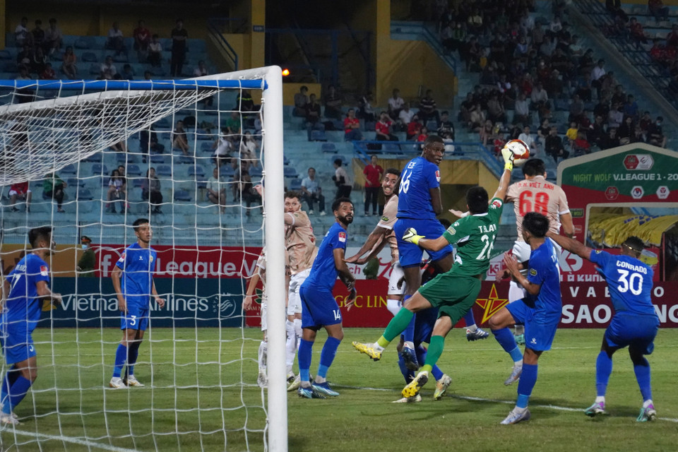 Bước sang hiệp hai, Công an Hà Nội tăng cường những tình huống tạt bóng bổng vào vòng cấm để tận dụng chiều cao của các ngoại binh. (Ảnh: Việt Anh/Vietnam+)