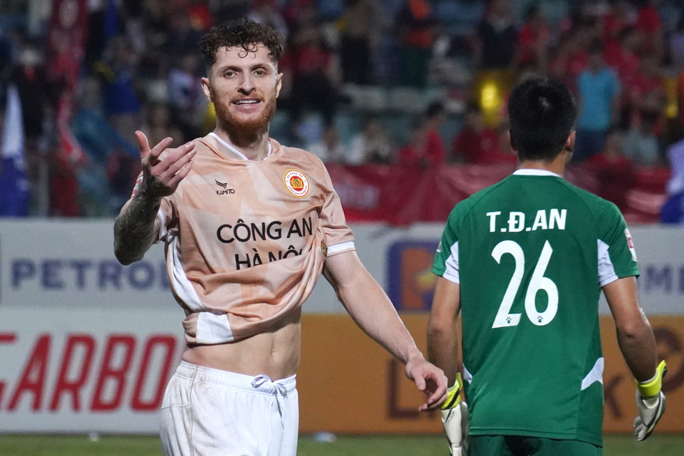 Geovane và các đồng đội bất lực trong việc xuyên thủng mành lưới của thủ môn Tống Đức An. (Ảnh: Việt Anh/Vietnam+)