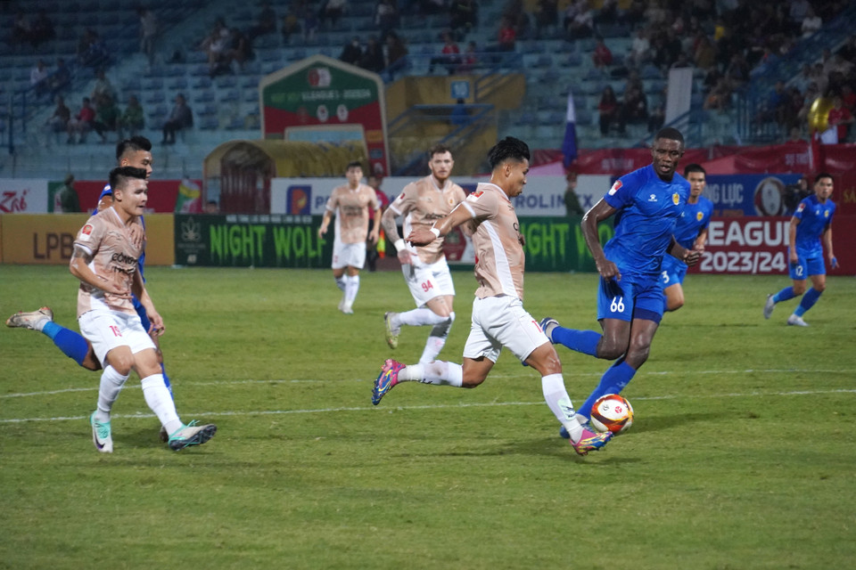 Tình huống khống chế bóng lỗi của Văn Thanh khiến Công an Hà Nội bỏ lỡ cơ hội mở tỷ số trận đấu. (Ảnh: Việt Anh/Vietnam+)